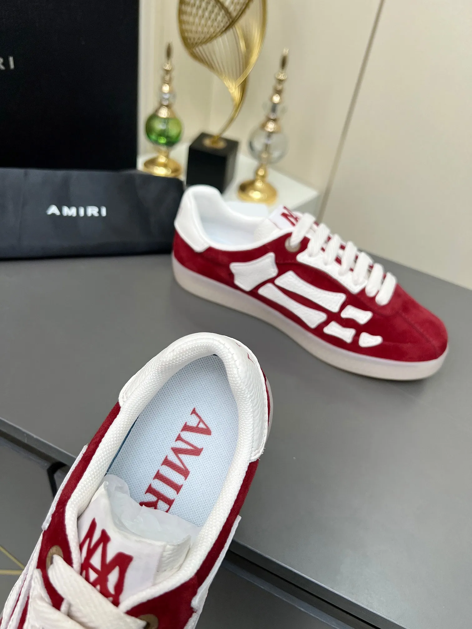 Men's Men's Shoes 💰580 Bone Shoes · AMIRI Skel-Top AMIRI 🔥 launches a new "ThePacific" series of low-top casual sports moral training shoes in the early spring of 2025. This iconic shoe covers men's and women's shoes, drawing inspiration from the brand's classic sports style and elegantly integrating West Coast style. "The Pacific" contrasting five-pointed star series is rooted in Amiri's unique California genes, showing the freedom and leisure atmosphere of the West Coast. This series launches two styles that incorporate the brand's iconic elements: the leather version is made of pure white leather with a same-color sole, and is embellished with star patterns on the side of the shoe, just like the bright starry sky of California. The black and ocean blue colors are shared by men and women, and there is also a red star model exclusive for men and a light pink star model exclusive for women. The suede model is decorated with the brand's classic bone pattern on the side of the shoe. The rubber sole and suede fabric complement each other. The color scheme covers black, chocolate and sand, and is suitable for both men and women. Made of imported cowhide and decorated with bone pieces on the sides of the upper, it is novel and unique and has a good three-dimensional effect! High-density breathable mesh lining + original molded TPU outsole 🙏 Recommended by celebrities, bloggers and internet celebrities, 🚵🏻 an indispensable item for shopping, partying and traveling. One of the most unmissable sneakers in 2025 ✦Color: 10 colors available ✦Size: Women’s size 35--40 ✦Size: Men’s size 39--45